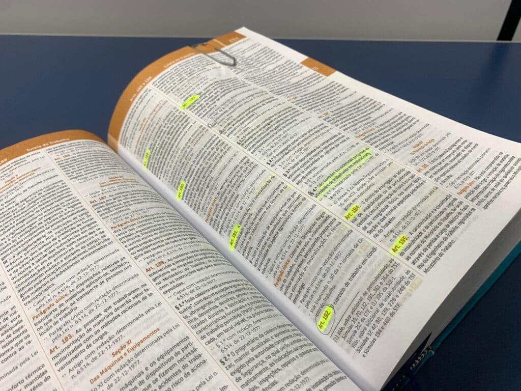 Exemplos de utilização errada dos livros, impossibilitando o uso.